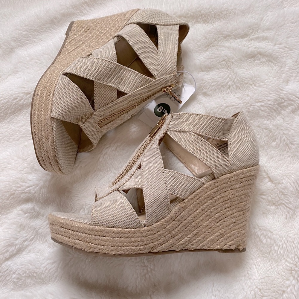 Cream with gold shimmer zipper wedges